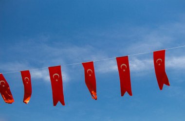 Gökyüzünde beyaz yıldız ve ay olan Türk ulusal bayrakları