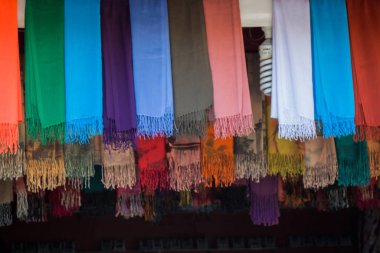 Türkçe geleneksel nakış işlemeli kadın eşarbı