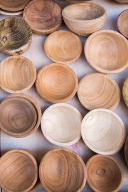 Kahverengi ahşaptan yapılmış boş kaseler