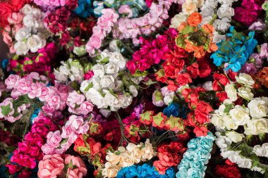 Renkli yapay çiçekler görünürde