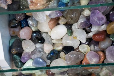 Belli bir tipte doğal mineral değerli taşlar.