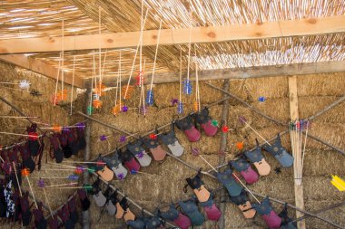 Deri ok kılıfı içinde ok tutmak için.