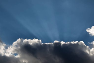 Koyu ve gri bulutlar gökyüzünde oluşur.