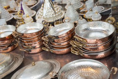 Yeni metal tavalar yemek takımı olarak