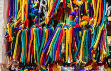 Renkli nesneler karışık çok renkli arkaplan oluşturur