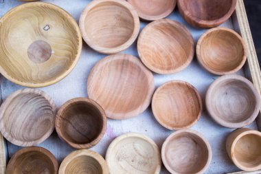 Kahverengi ahşaptan yapılmış boş kaseler