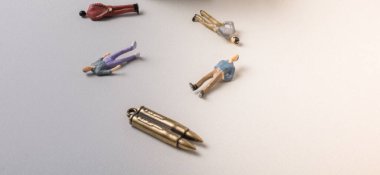 Heykelcik modeli ve madde işareti olarak karşı savaş fotoğraf kavramsal