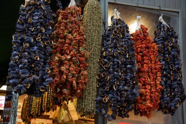 Baharat pazarında kurutulmuş biber, patlıcan ve renkli baharatlar.