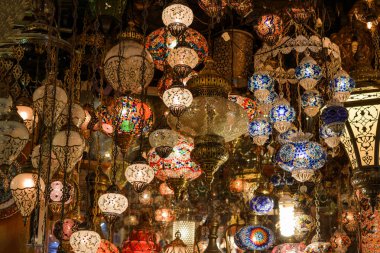 İstanbul 'daki Büyük Pazar' dan Mozaik Osmanlı lambaları