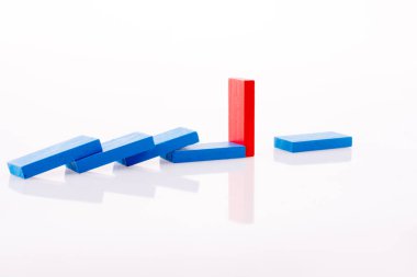 Beyaz arkaplanda renkli dominolar