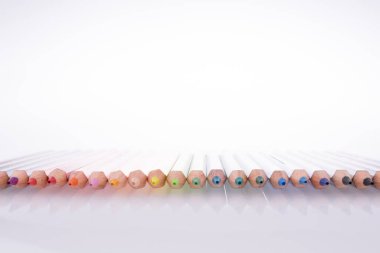 Beyaz arkaplanda çeşitli renk kalemleri