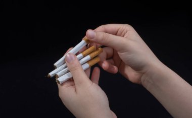 Sigara siyah arka plan üzerine elini tutuyor