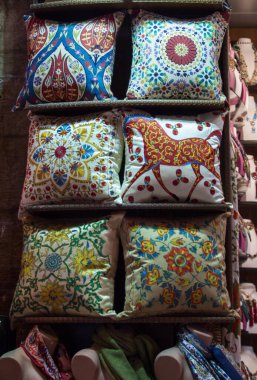 Geleneksel Türk el yapımı renkli doğal kumaş yastıklar