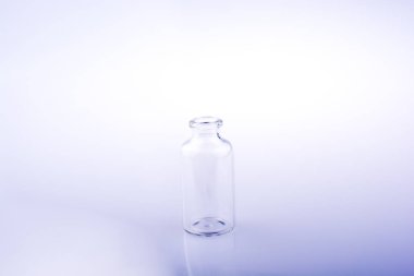 Beyaz bir arka plan üzerinde elinde küçük cam şişe