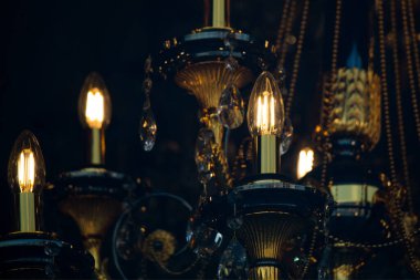 Dekoratif stil filament ampulleri görünürde