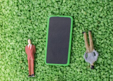 İnsan ve hakları kurulu kum üzerinde küçük heykelcik