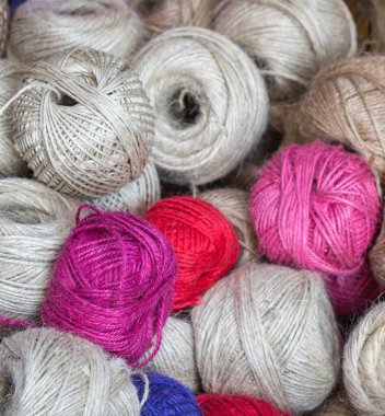 Renkli iplik dizisi ya da ruloları