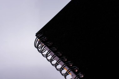 beyaz zemin üzerine spiral defter