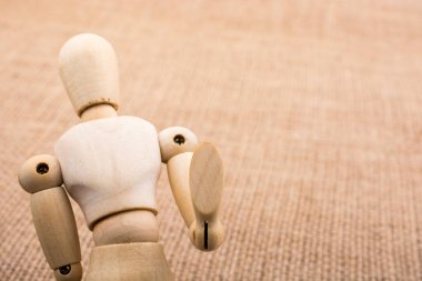 Tuval üzerinde poz bir adamın ahşap bebek