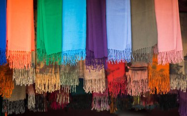 Türkçe geleneksel nakış işlemeli kadın eşarbı