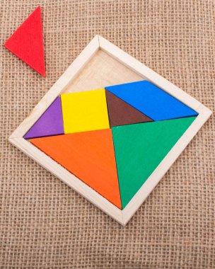 Kare tangram bulmacasının renkli parçaları
