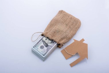 Kağıt ev a bohça-in bizi Doları banknot yerleştirilir.