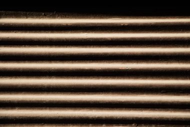 Metal arka plan olarak dükkanın önündeki düz çizgiler.