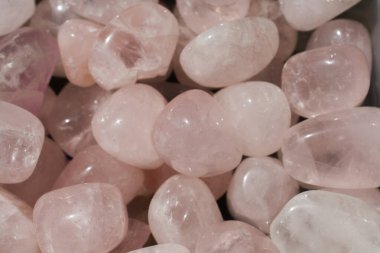 Mineral kaya numunesi olarak Rose Quartz 'ın değerli taşı yuvarlandı