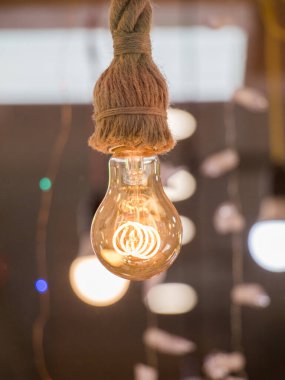 Dekoratif antika edison tarzı iplik ampulleri asılıydı.