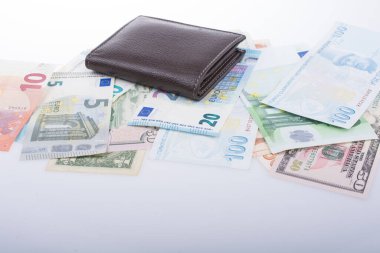 Beyaz arka planda el ele tutuşan Amerikan doları banknotları