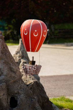 Küçük renkli sıcak hava balonu görünüyor.