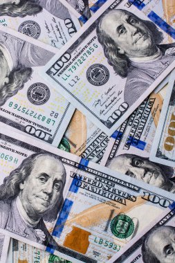Kağıt beyaz arka plan üzerine yerleştirilen Amerikan 100 dolarlık banknotlar yapılan