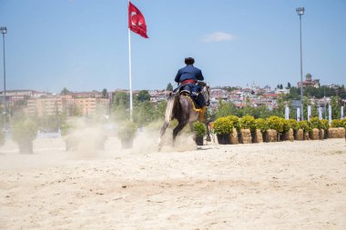 Türk erkeği ve binicisi etnik kıyafet örnekleri