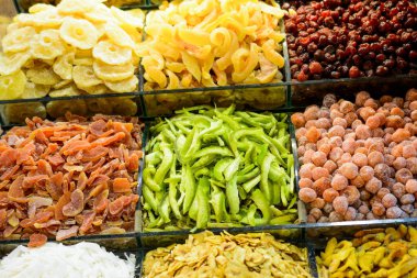 Kurutulmuş meyve bir açık pazarda farklı tür