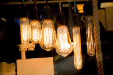 Dekoratif antika edison tarzı iplik ampulleri asılıydı.