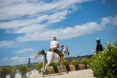 Osmanlı atlısı etnik kıyafetleriyle atına biniyor.