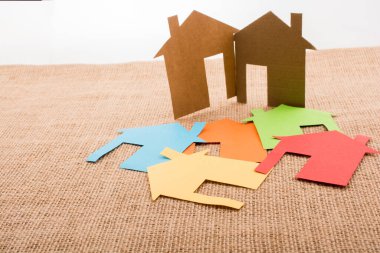 Tuvalin arka planında renkli kağıttan kesilmiş küçük bir ev şekli