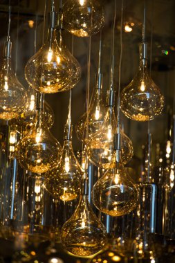 Dekoratif stil filament ampulleri görünürde