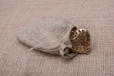 Altın rengi metal nesne çuval dışarı kalp şeklinde