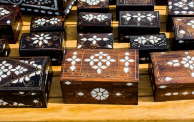 İnci kakmalı eski usul tahta hazine sandığı.