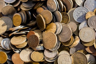 Çeşitli para birimlerinin eski metal para koleksiyonları