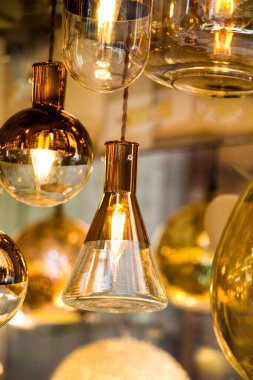 Dekoratif stil filament ampulleri görünürde