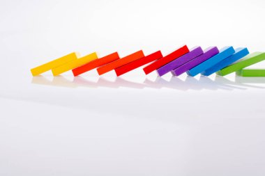 Beyaz arkaplanda renkli Domino Blokları