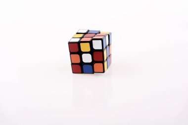 Beyaz bir arka plan üzerinde Rubik küpü