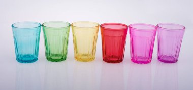 Çeşitli renk desenleri ile bardak içmek