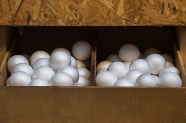 Beyaz renkli topları çekmecede bol