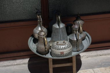 Antika pazarında doğu usulü antik metal sürahi.