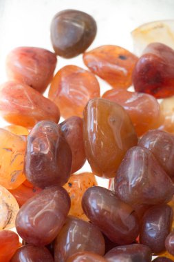 Belli bir tipte doğal mineral değerli taşlar.