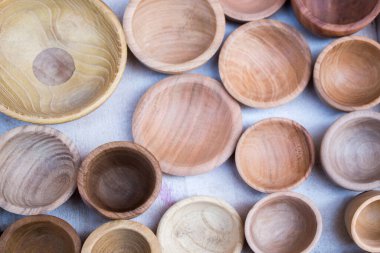 Kahverengi ahşaptan yapılmış boş kaseler