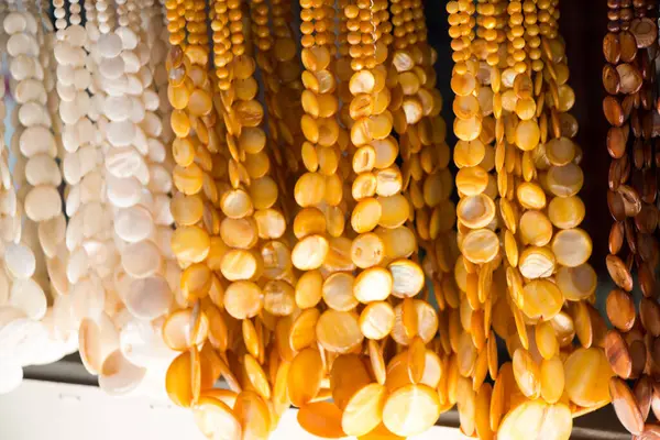 Bir pazarda çeşitli renkte renkli boncuklar